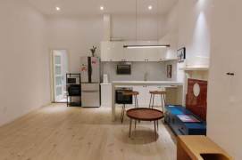 High ceiling 1 br with private yard easy walking to L 2/7 Jing'an Temple st.