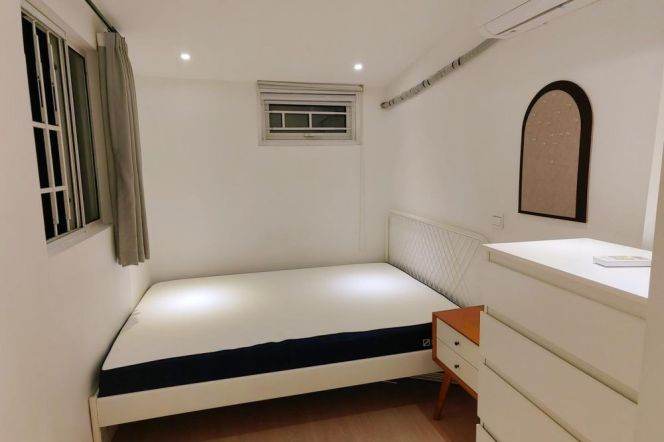 High ceiling 1 br with private yard easy walking to L 2/7 Jing'an Temple st.