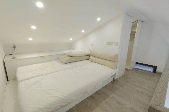 Quiet area in Old XuHui ,Bright loft 1 br on HuNan Rd. L 10 SH Library St. near JiaoTong U 