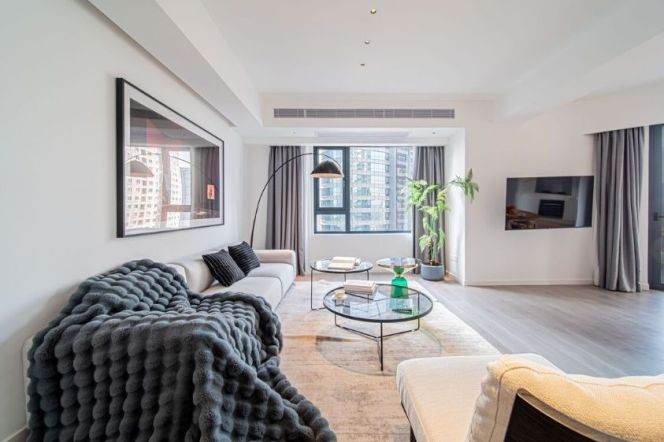 Luxury 3BR with Open Balcony | 198sqm, Full Amenities, 5min to Jiangsu Rd Metro