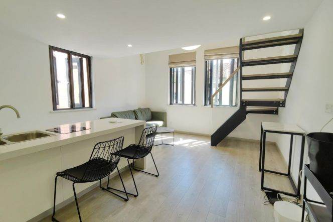 Quiet area in Old XuHui ,Bright loft 1 br on HuNan Rd. L 10 SH Library St. near JiaoTong U 