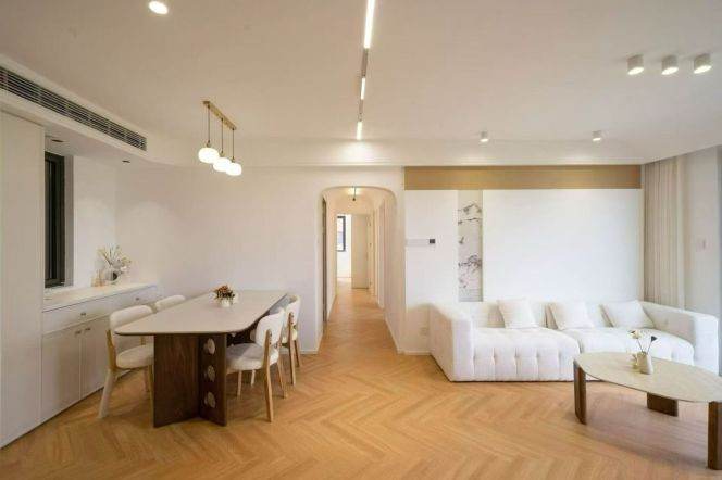 Huaihai/Huashan rd floor heating 4brs apt with balcony; L10/11