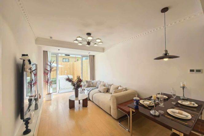 2 Brs with Big Yard/Floor heating/Central ac/Oven, 120 sqm @ Yaohong metro L15