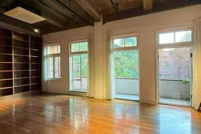 High-ceiling 2br with Balcony/terrace @West Jianguo Road