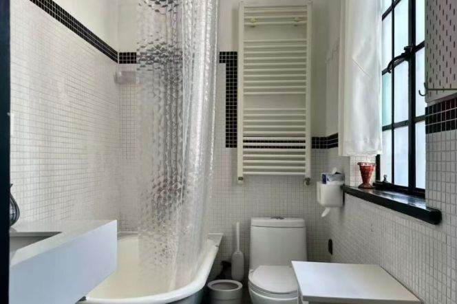 Tastefully renovated 2brs/2baths Huashan road