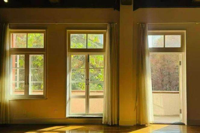 High-ceiling 2br with Balcony/terrace @West Jianguo Road