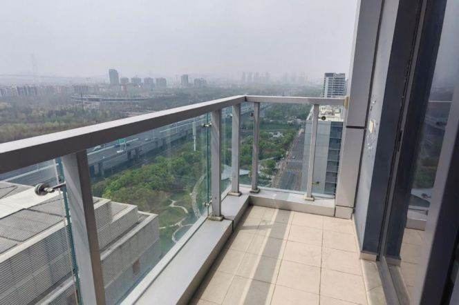 Bright 1br with open balcony next NYU shanghai ,5 mins walking to L 6/8/11