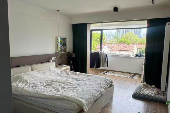 Spacious 3+1brs&2baths with balcony on Hengshan Road