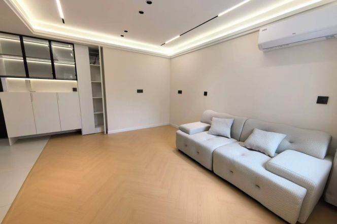 Brand new renovated 1br apt,with green view,close to Line 2