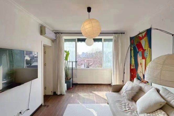 Modern 1BR APT Lots of Lights Hunan Rd 8.8k