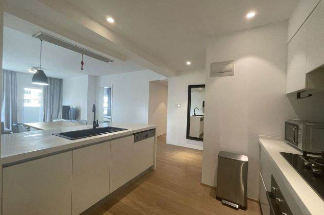 Ambassy Court@2+1brs&2baths with balcony on Middle huaihai Road