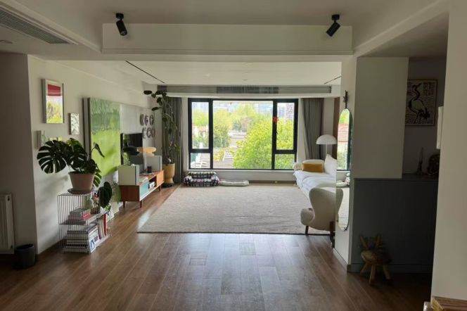 Spacious 3+1brs&2baths with balcony on Hengshan Road