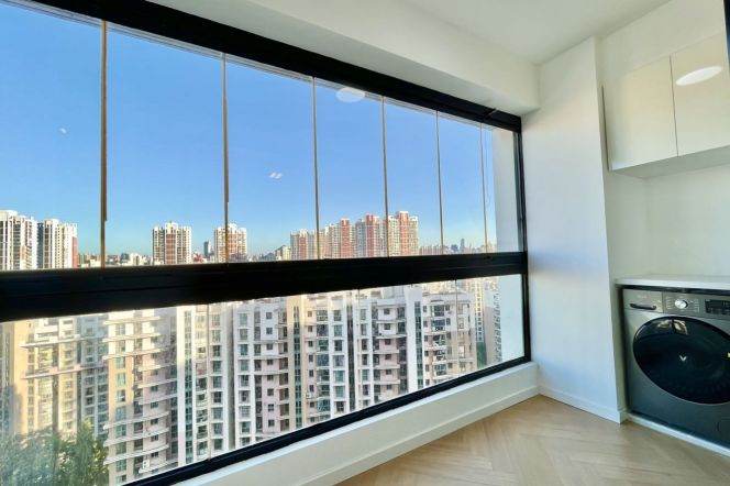 Bright 2Brs/2Lrs/1Bt apt nr Longde rd,M11/13