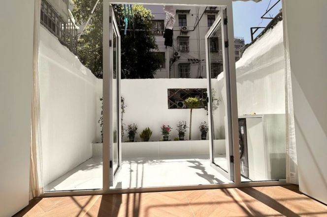 Nice yard+modern 1br 2lr/big living room/floor heating,Zhongshan(N) rd@L1