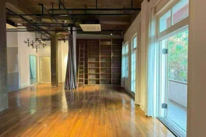 High-ceiling 2br with Balcony/terrace @West Jianguo Road