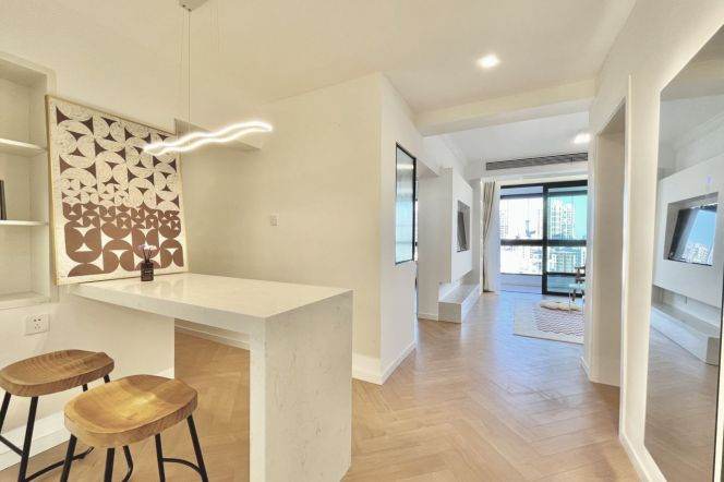 Bright 2Brs/2Lrs/1Bt apt nr Longde rd,M11/13