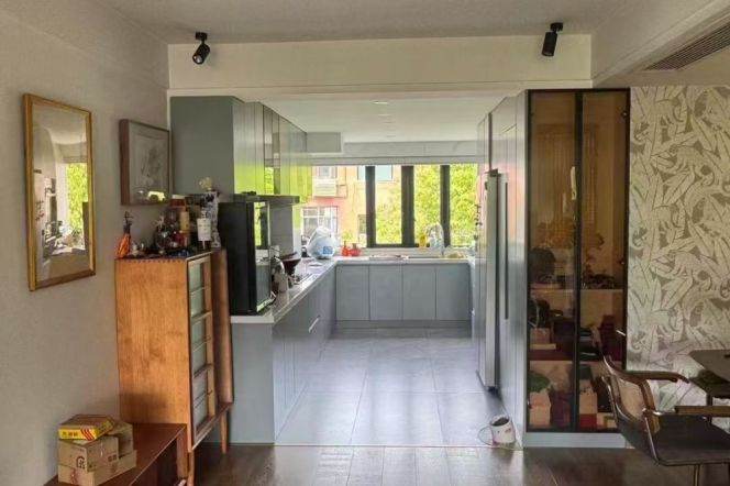 Spacious 3+1brs&2baths with balcony on Hengshan Road