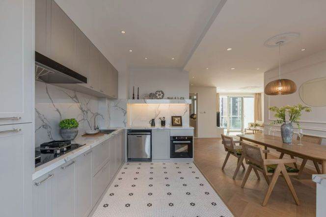 High rise 3brs&2baths with balcony near Xujiahui