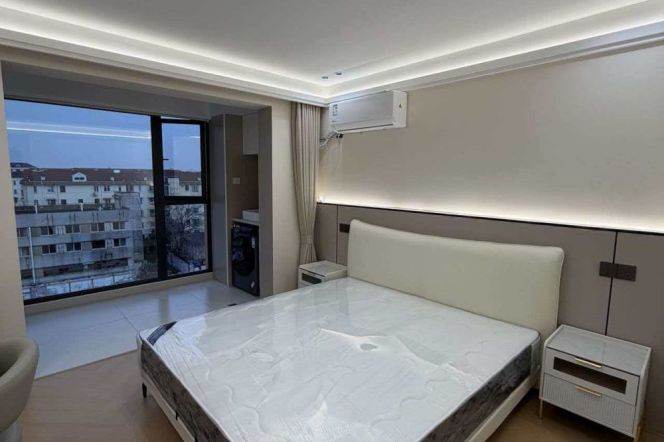 Modern High rise 2br apt with elegant style,big floor window,close to Line 2