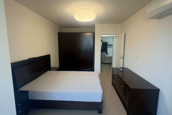 Huge 2bedrooms & 2Bathrooms elevator Apt@ Line 2/11Jiangsu Rd