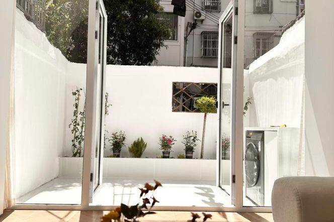 Nice yard+modern 1br 2lr/big living room/floor heating,Zhongshan(N) rd@L1