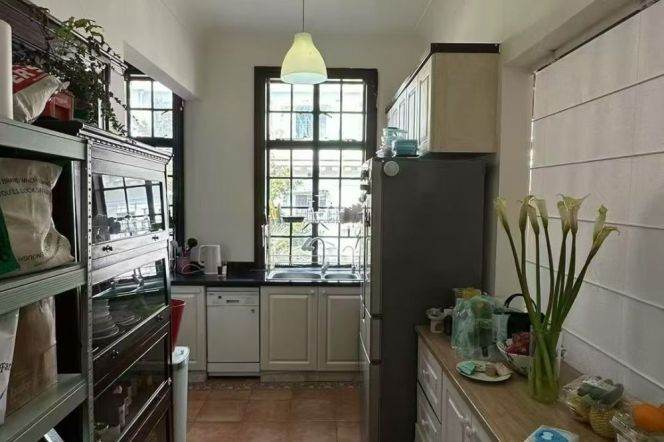 On Nanjing West Road, close to an apartment complex, the entire house is heated by walls