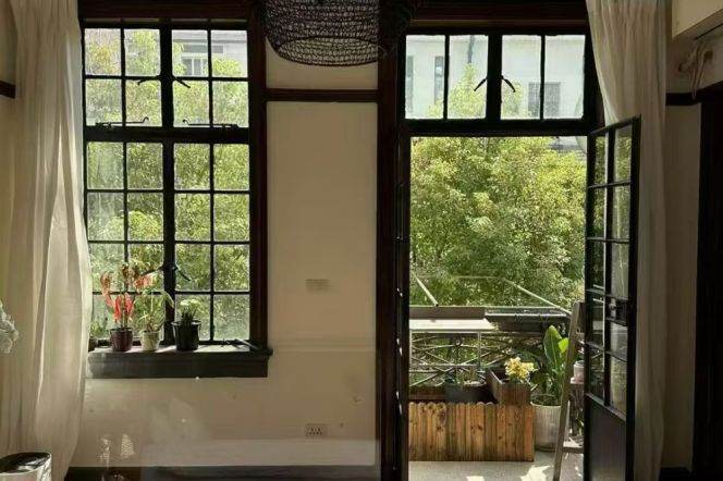 On Nanjing West Road, close to an apartment complex, the entire house is heated by walls