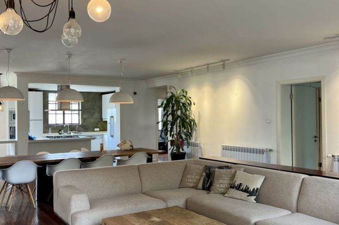 Old apartment in Wutong District, with 4 bedrooms, a separate large balcony and a parking space.