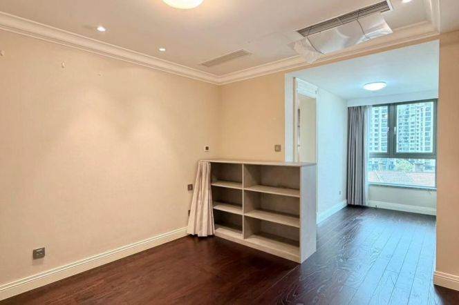 Jing'an Temple, a rare 235-sqm large apartment with ample space and excellent natural lighting.