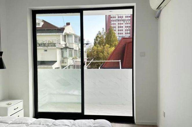 Nice Balcony 1Br/1Lr/1Bt apt nr Changshu rd,M1/2/7/14