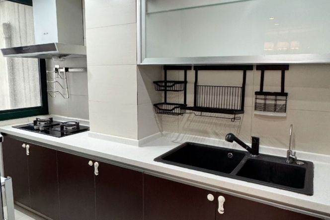 Xujiahui Metro Line 1-9-11 Station, 0 distance, high性价比 2+1 bedroom, 15.5K per month