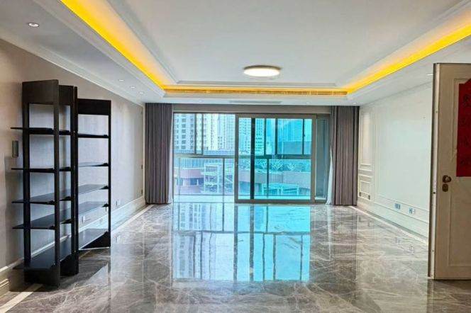 Jing'an Temple, a rare 235-sqm large apartment with ample space and excellent natural lighting.