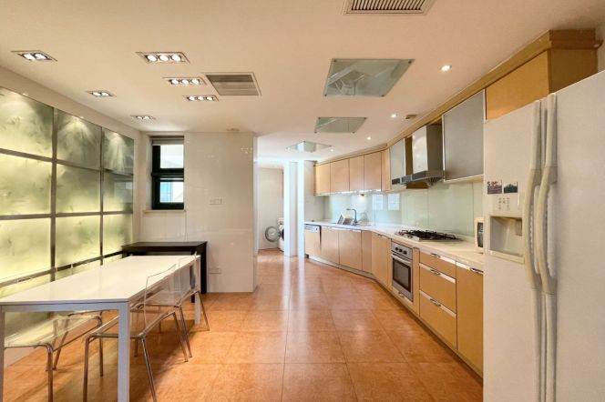 big 4brs plus study in most popular compound Lujiazui Huang pu river IFC only 36.5K