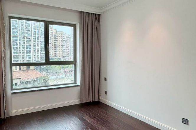 Jing'an Temple, a rare 235-sqm large apartment with ample space and excellent natural lighting.