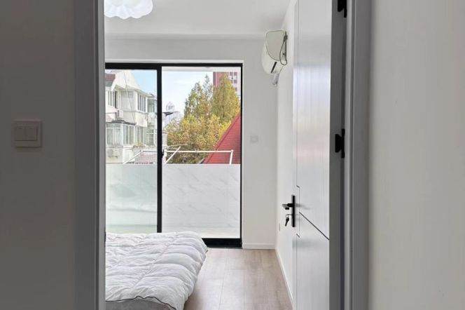 Nice Balcony 1Br/1Lr/1Bt apt nr Changshu rd,M1/2/7/14