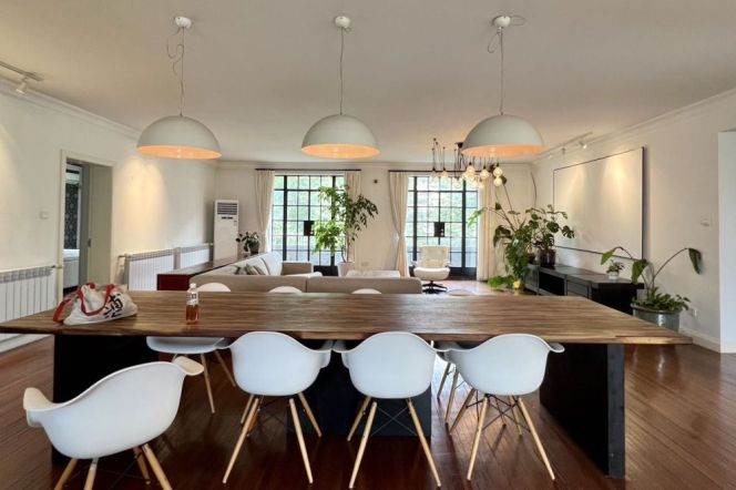 Old apartment in Wutong District, with 4 bedrooms, a separate large balcony and a parking space.