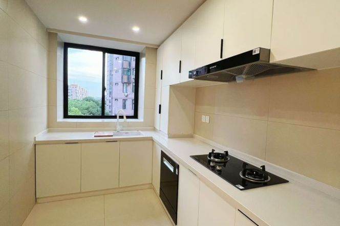 2 Brs, 2 Baths, Floor heating/Oven/Bathtub, 130 sqm, Newly renovated @ Shuicheng metro L10