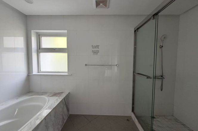 modern big 4brs independent house big garden near Zoo in central Hong qiao only 40K