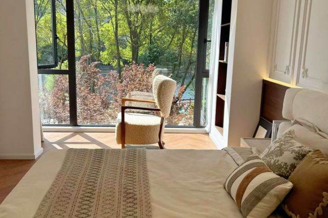 3 Brs, 2 Baths, Floor heating/Central ac,170 sqm, River View @ Shanghai Children Medical Centre L8