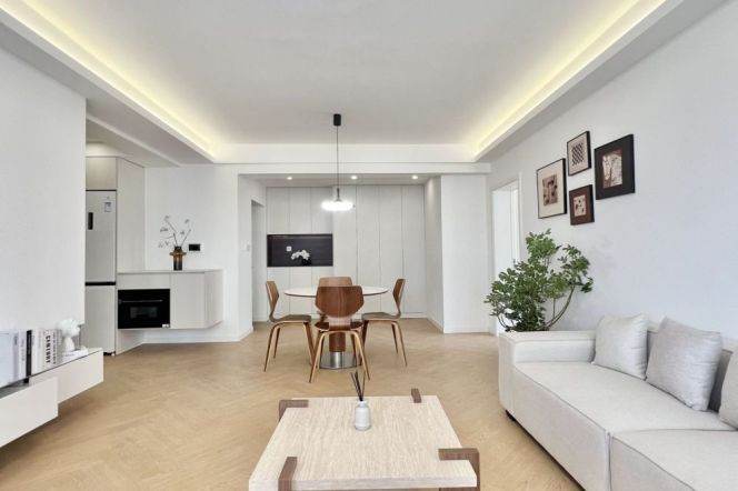 3 Brs, 2 Baths with Open balcony/Floor heating/Oven, 150 sqm @ Jingan temple L2&7