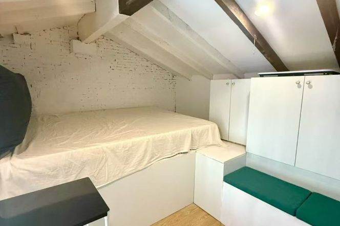 Lovely high ceiling 1BR APT Jianguo Rd 5.6k