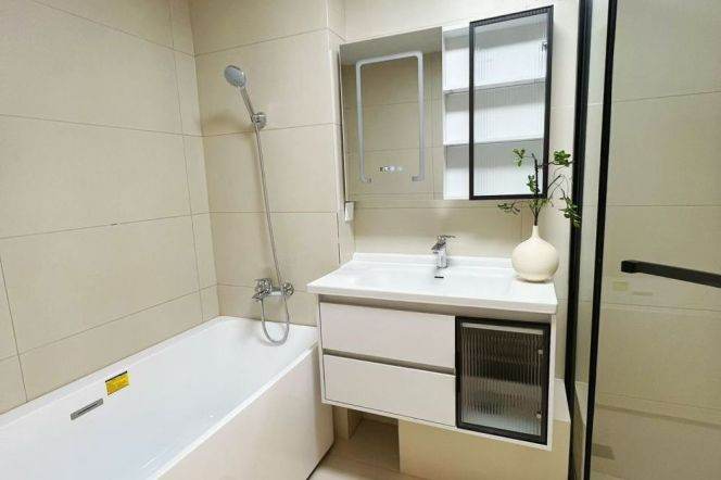 2 Brs, 2 Baths, Floor heating/Oven/Bathtub, 130 sqm, Newly renovated @ Shuicheng metro L10