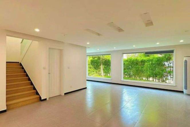 modern big 4brs independent house big garden near Zoo in central Hong qiao only 40K