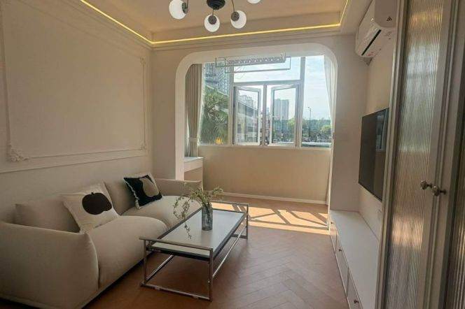 7.8k Spacious 1Br Nr Zhongshan Park lines 2/3/4