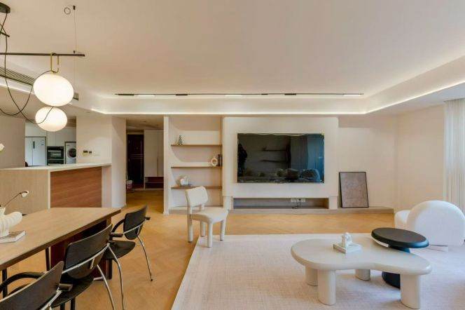 brand new big 3brs plus study room brand new furniture in Gubei Phase II 41K