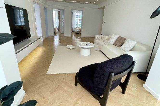 3 Brs, 2 Baths with Floor heating/Central ac/Oven, 150 sqm @ Zhongxing metro L8