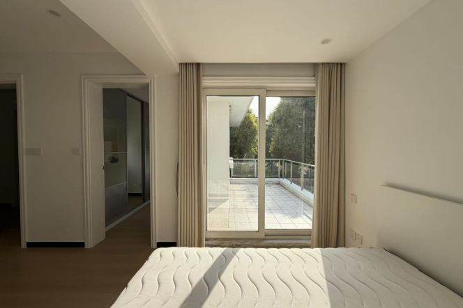 modern big 4brs independent house big garden near Zoo in central Hong qiao only 40K