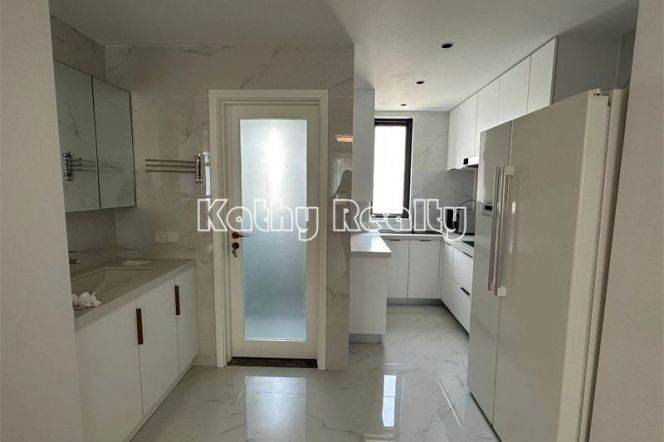 Nice spacious 2BR APT Wuyuan Rd Changshu Rd 16.5k