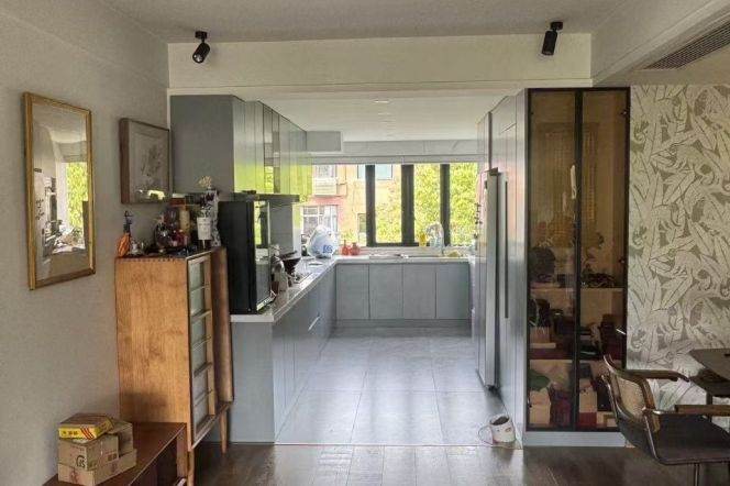 Expansive 180m² Old Apt w/Heating+Balcony nr Hengshan Rd Station