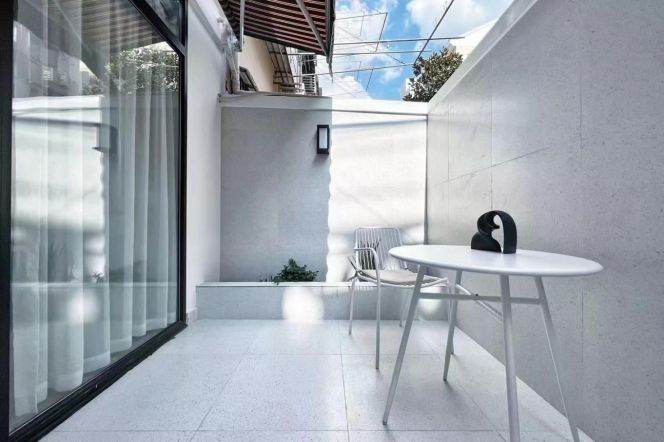 Nice terrace one bedroom Apt+Floor heating+central AC+dryer+oven @ Zhongshan Park